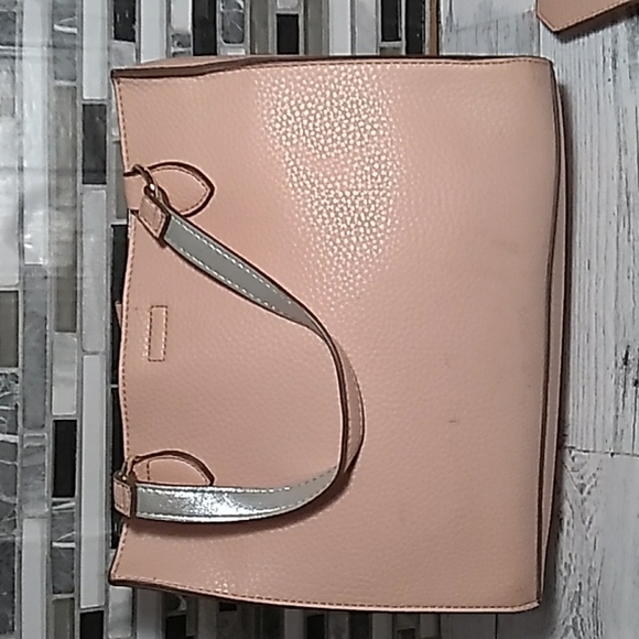 Anne Klein peach color bag with matching wristlet - Picture 3 of 6